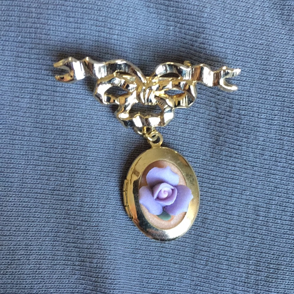Small locket pin with 🌸